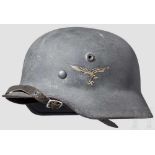 Stahlhelm M 40 mit einem Emblem Die Glocke mit originaler, außenseitig grau-blauer Raulackierung und