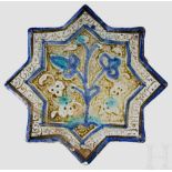 Sternfliese mit Lüsterdekor und blauer Inglasurmalerei, Kashan, Iran, 12. - 13. Jhdt. Sternfliese