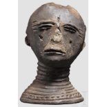 Ahnenkopf aus Terrakotta, Ashanti, Ghana. Stilisierter Kopf mit schlitzförmigen Augen und leicht