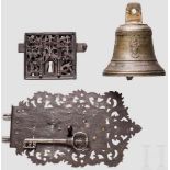 Zwei antike Schlösser, eine Bronzeglocke, 15. - 19. Jhdt. Ein spätgotisches, französisches