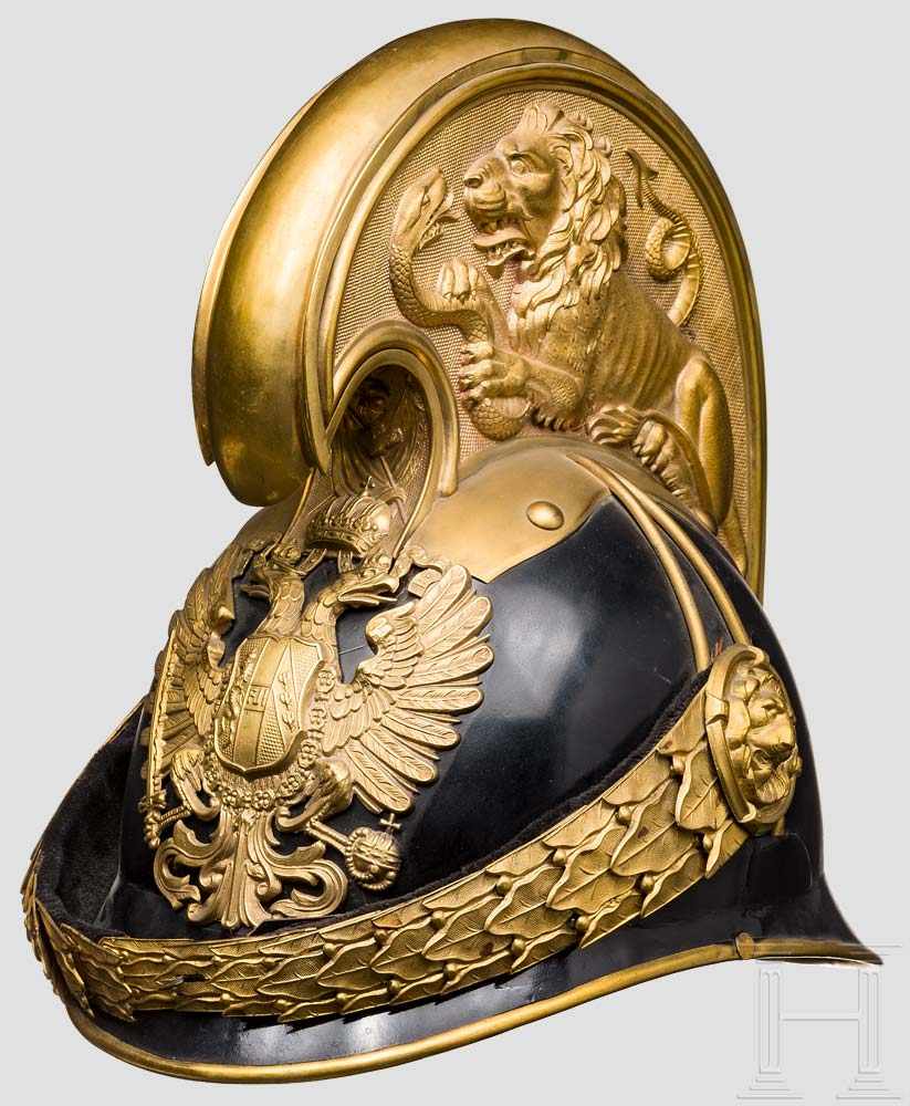 Helm M 1850 für Offiziere der Dragoner, Österreich, um 1900 Schwarz lackierter Eisenkorpus mit von