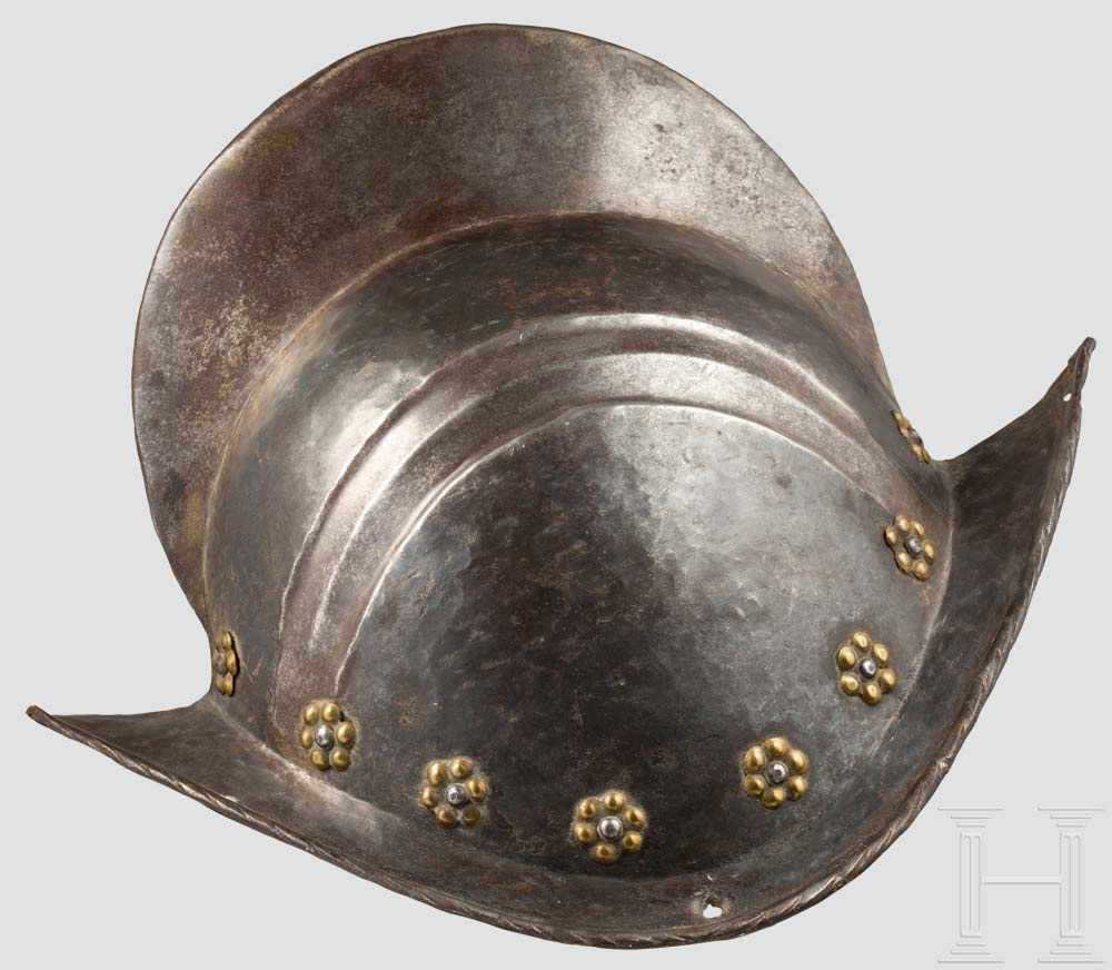 Morion, süddeutsch, um 1580 Einteilig geschlagene Kalotte mit hohem, leicht geschnürltem Kamm. - Image 2 of 4