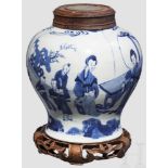 Ziervase im Ming-Stil, China, 19. Jhdt. Weißes glasiertes Porzellan mit reicher, blauer Figuren- und