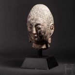 Buddha-Kopf aus schwarzem Basalt, China, Tang-Dynastie Fein gearbeiteter, lebensgroßer Kopf aus