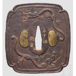 Tsuba, Japan, 2. Hälfte Edo-Periode Mokkogata-Tsuba aus Eisen, auf der einen Seite um das Seppa