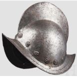 Morion, Nürnberg, um 1580 Einteilig geschlagene Kalotte mit hohem geschnürltem Kamm (am Grat