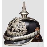 Helm für Angehörige der Dragoner-Regimenter, um 1900 Schwarz lackierter Lederkorpus mit