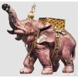 Goldmontierte Elefantenfigur, Indien, 2. Hälfte 19. Jhdt. Einteilig aus rotem Quarz geschnittene