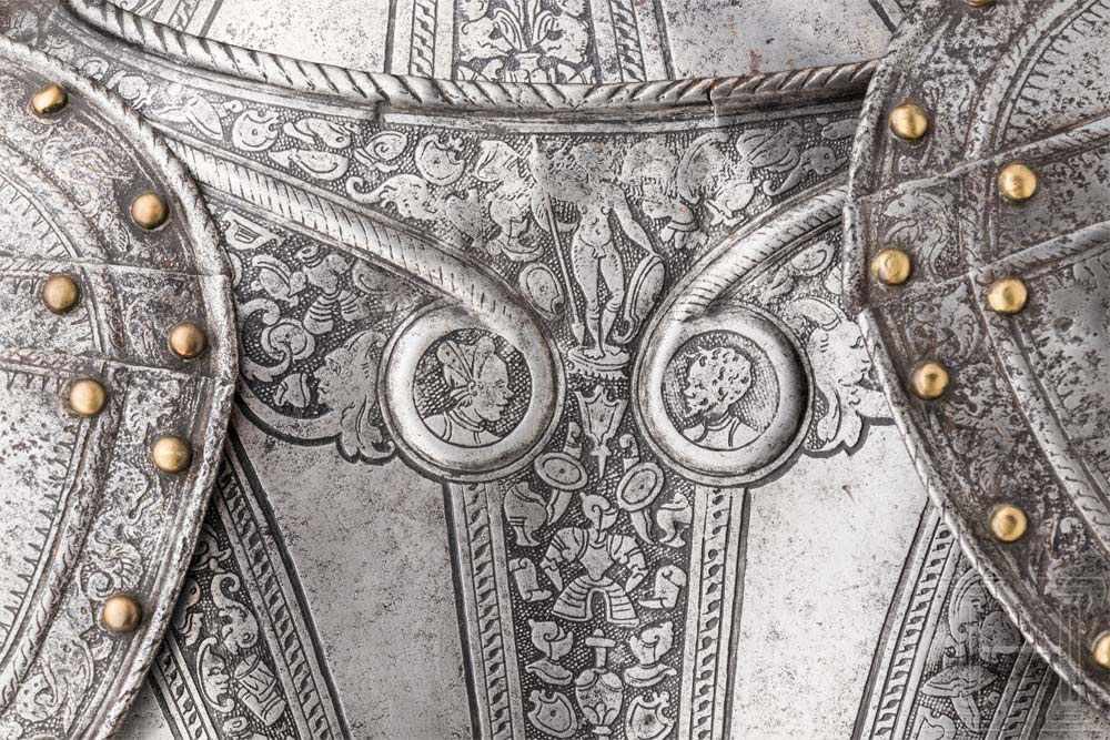 Geätzter Feldharnisch, Mailand, um 1570/80 Mantelhelm mit einteilig geschlagener Kalotte. Hoher, - Bild 13 aus 13