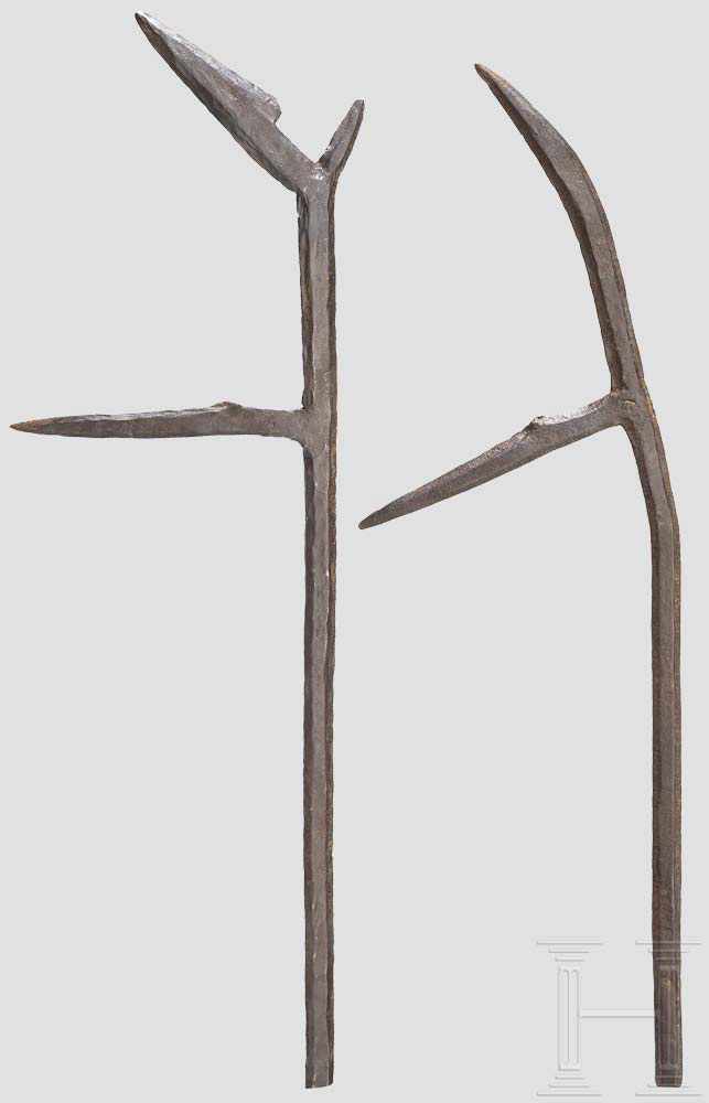 Zwei Wurfmesser der Laka, Kamerun Lange Wurfmesser, jeweils aus Schmiedeeisen mit unterschiedlich