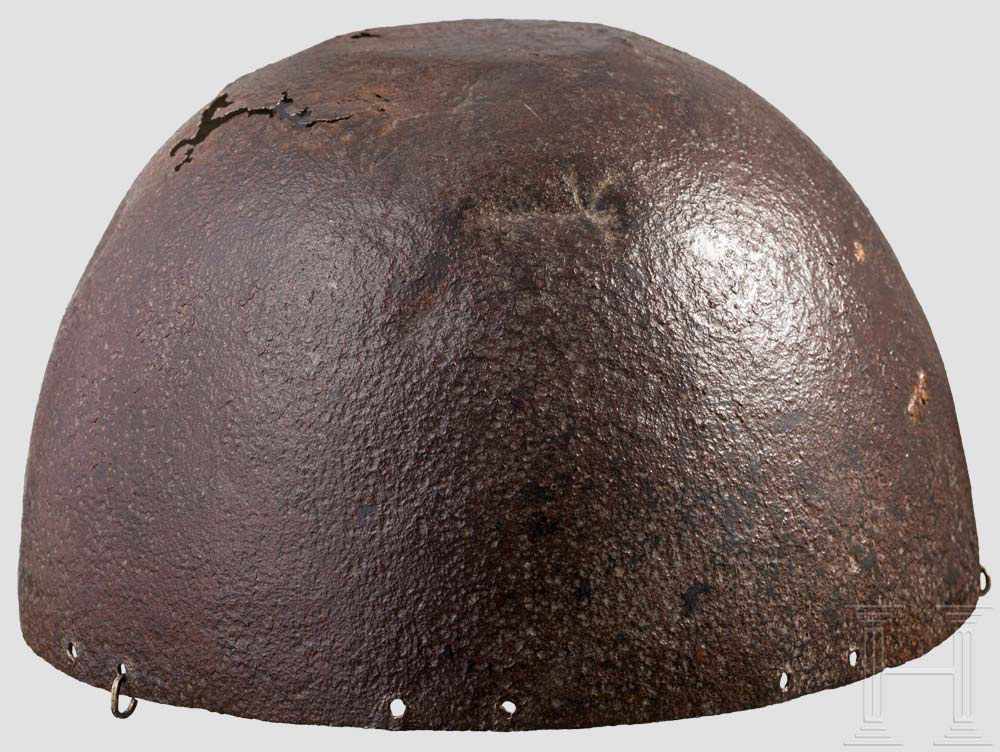 Hirnhaube für Bogenschützen, Mitteleuropa, 15. Jhdt. Einteilig geschlagene Kalotte, auf der