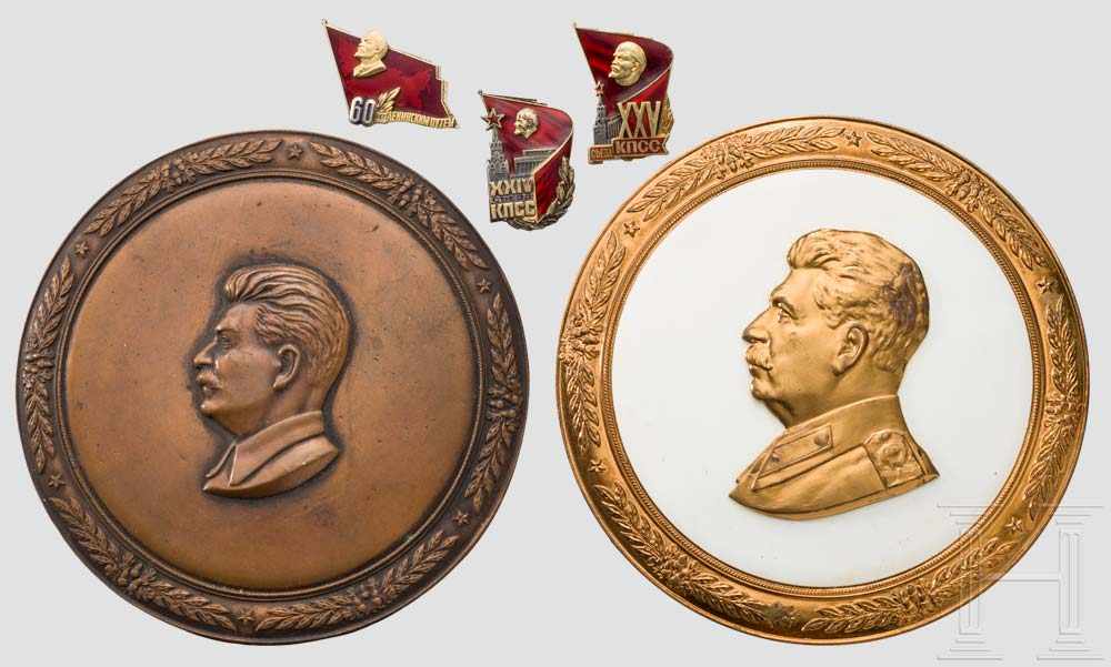 Zwei Plaketten aus Bronze mit Portrait von Josef Stalin und zwei Jubiläumsabzeichen, Sowjetunion, um