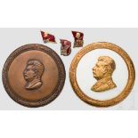 Zwei Plaketten aus Bronze mit Portrait von Josef Stalin und zwei Jubiläumsabzeichen, Sowjetunion, um