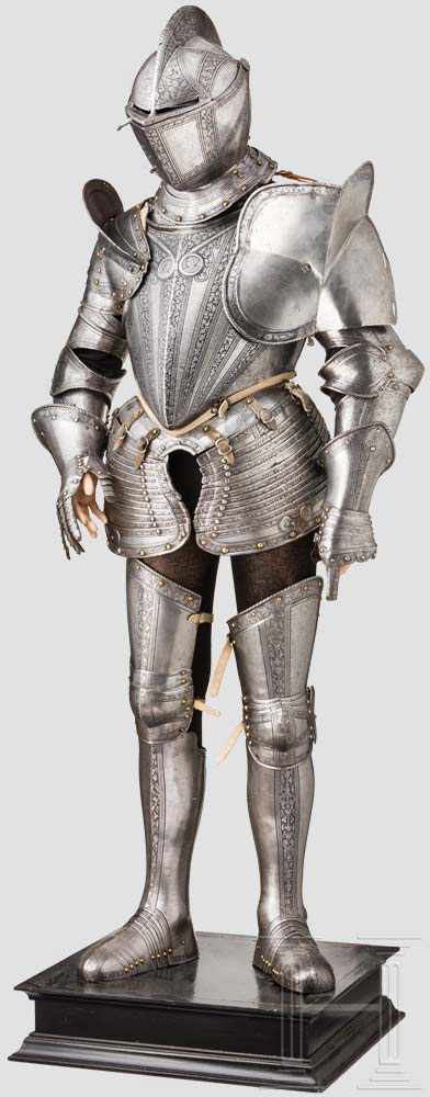 Geätzter Feldharnisch, Mailand, um 1570/80 Mantelhelm mit einteilig geschlagener Kalotte. Hoher, - Bild 2 aus 13