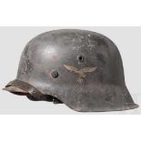 Stahlhelm M 42 mit einem Emblem Rostige Glocke mit Resten der luftwaffenblauen Raulackierung, der