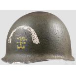 Stahlhelm M 1, 2. Weltkrieg Originale Helmglocke, spätere Tarnlackierung, später ergänztes Abzeichen