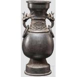 Große Bronzevase, China, späte Yuan/frühe Ming-Dynastie Einteilig gegossene bauchige Vase aus Bronze