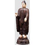 Stehender Buddha, sino-tibetisch, um 1900 Vollplastisch geschnitzte Figur aus Hartholz, mit