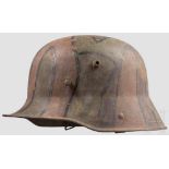 Stahlhelm M 1916 mit Mimikry-Tarnanstrich Feldgrau, mit braun-ockerfarben-grünem, schwarz