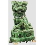 Sitzender Löwe, China, 19. Jhdt. oder früher Grün glasierte Keramik, mit in schwarz glasierten