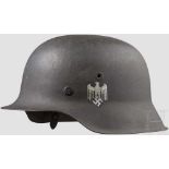 Stahlhelm M 42 des Heeres mit einem Abzeichen Die Glocke mit außenseitig feldgrauer Raulackierung