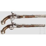 Ein Paar lange Steinschlosspistolen, osmanisch, um 1820 Achtkantige, in rund übergehende Läufe mit