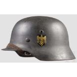 Stahlhelm M 35 der Kriegsmarine, mit beiden Abzeichen Glocke mit feldgrauer Originallackierung,