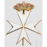 Malteserorden Vergoldetes, weiß emailliertes Steckkreuz mit farbig emaillierter Krone, konvex, mit
