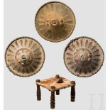 Drei verzierte Schilde der Amhara, Hocker und Becher Schilde aus Eisenblech, mit Stoff bespannt