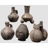 Fünf Keramiken, teils mit figürlichem Dekor, Chimu, nördliches Peru, 13. - 15. Jhdt. Fünf Gefäße aus