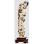 Elfenbeinfigur der Guanyin, China, um 1900 Vollplastisch aus Elfenbein geschnitzte Figur der