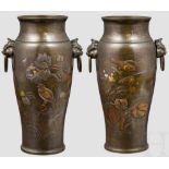 Ein Paar Ziervasen aus Bronze, Japan, um 1900 Schlanke, leicht gebauchte Vasen aus patinierter