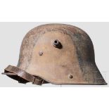 Stahlhelm M 16 mit Mimikry-Tarnanstrich Rostige Glocke mit Resten des dreifarbigem Camouflage-