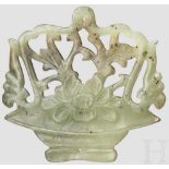 Blumenkorb aus Jade, China, 19. Jhdt. Darstellung eines Blumenkorbes aus grüner Jade, mit beidseitig