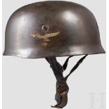 Stahlhelm M 38 für Fallschirmjäger mit Tarnanstrich Glocke mit Resten des Tarnanstriches und zu 50 %