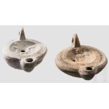 Zwei Öllampen, römisch, spätes 2. - Mitte 3. Jhdt. n. Chr. Zwei Öllampen mit rundem Korpus,