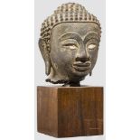 Bronzekopf eines Buddhas, Thailand, 17./18. Jhdt. Bronzeguss mit verschmutzter Alterspatina. Fein