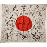Signierte, japanische Flagge aus dem 2. Weltkrieg Weiße Seide mit aufgenähter, roter Sonne,