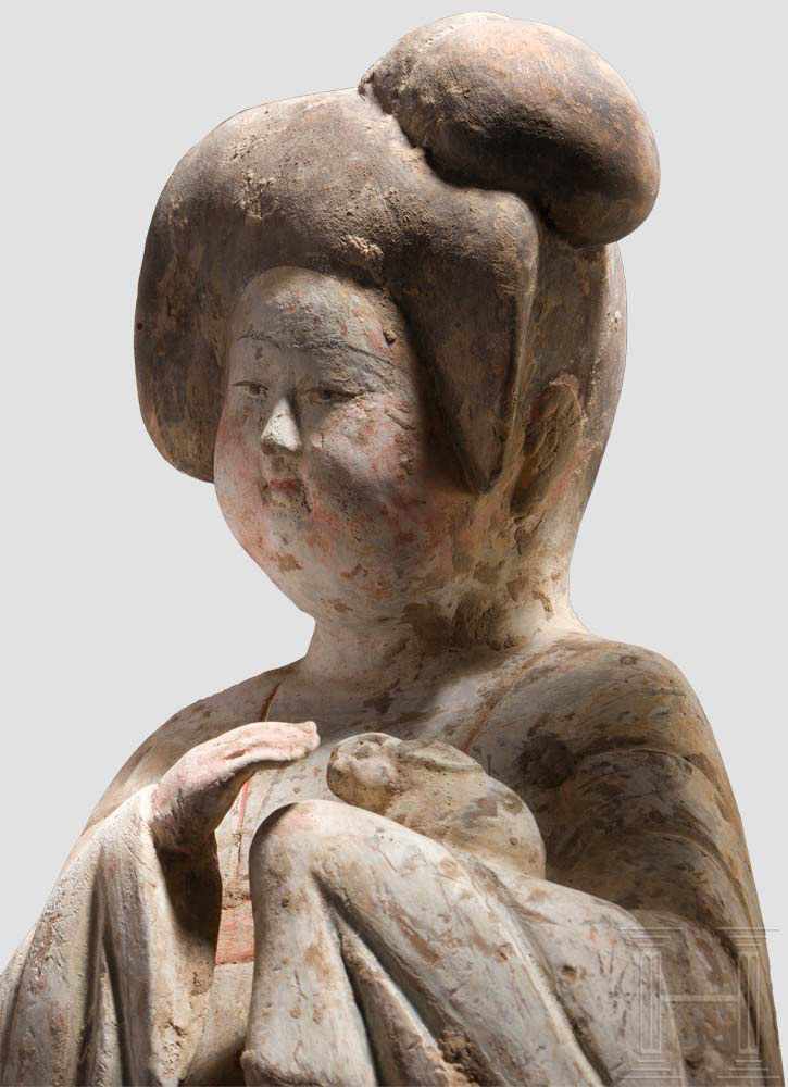 Keramikfigur der Hofdame Yang Guifei, China, Tang-Dynastie, 7. Jhdt. Stehende, hohl gearbeitete - Image 3 of 4