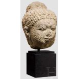 Steinkopf eines Buddhas, Indien, 17./18. Jhdt. Aus Sandstein gefertigter Kopf mit gelocktem