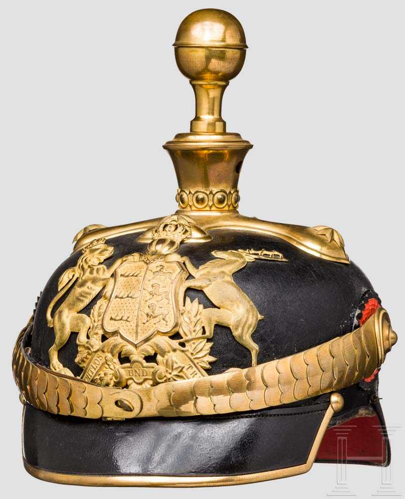 Helm für Offiziere der Artillerie, um 1900 Schwarz lackierter Lederkorpus mit vergoldeten