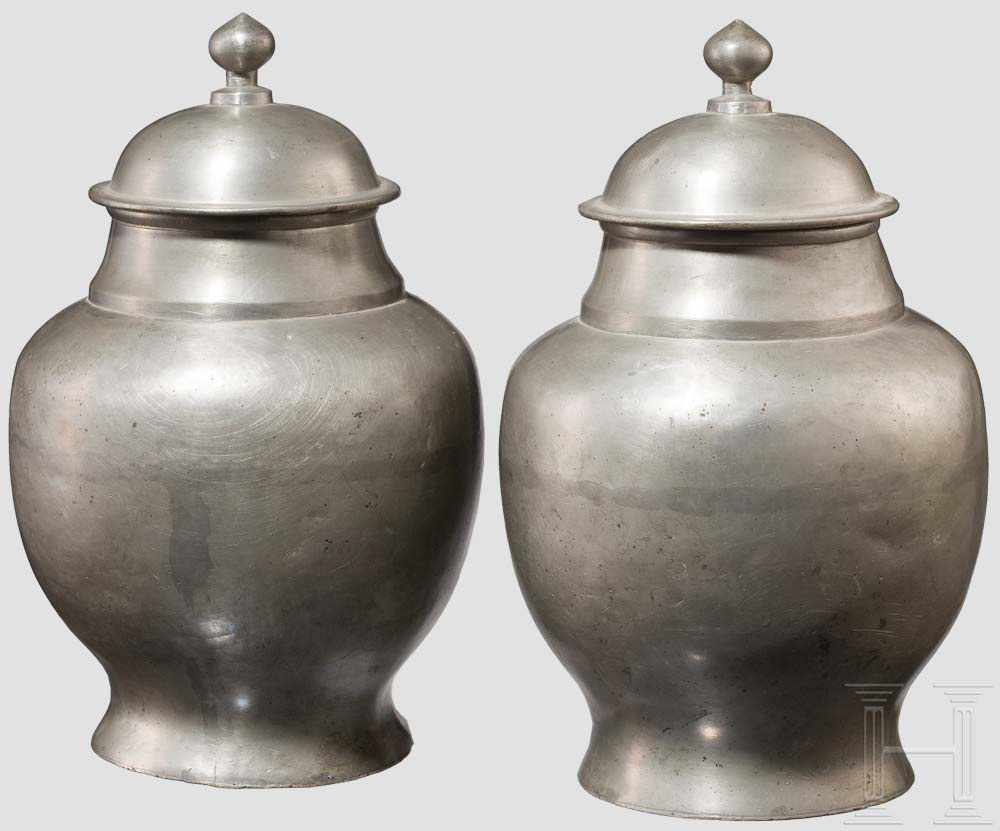 Ein Paar bauchige Behälter aus Zinn, China, 19. Jhdt. Jeweils bauchiger Korpus mit leicht