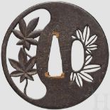 Tsuba, Japan, um 1800 Eiserne Marugata Ito-Sukashi Tsuba. In negativem und positivem Sukashi Dekor