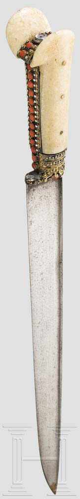 Silbermontierter und korallenbesetzter Bicak, osmanisch, um 1800 Am Rücken T-förmig verstärkte - Image 4 of 6