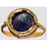 Goldring mit blauer Glaspaste, frühbyzantisch, 6. Jhdt. Schmale, im Querschnitt dreieckige