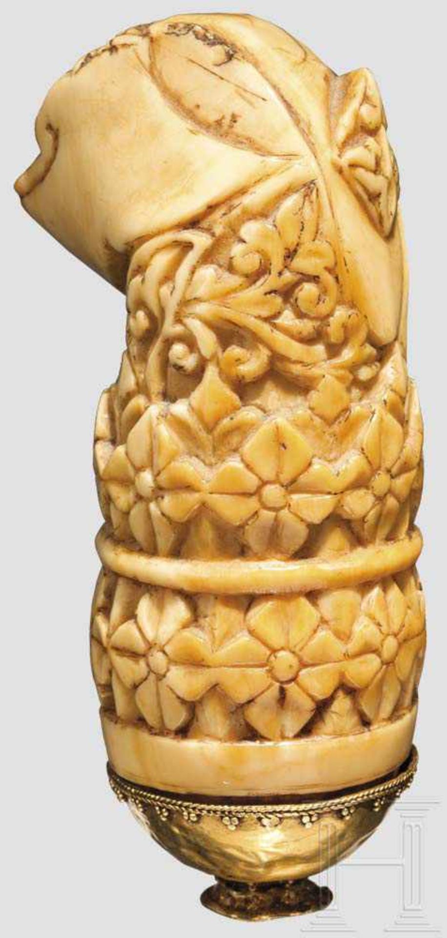 Krisgriff aus Elfenbein mit goldenem Selut, Nord- Sumatra, 19. Jhdt. Umlaufend floral und - Bild 2 aus 2