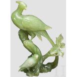 Große Jadeschnitzerei, China, 20. Jhdt. Einteilig geschnittene Figurengruppe aus Jade mit kräftiger,