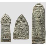 Drei Tafeln von Hausschreinen, Burma/Thailand, 19. Jhdt. Reliefierte Bronzetafeln mit dunkler