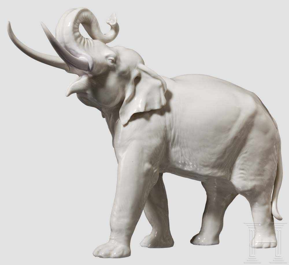 Elefant Weiße, glasierte Porzellanfigur nach einem Entwurf von Prof. Theodor Kärner. Im Boden