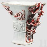 Celadon-Becher, China, frühe Quing-Dynastie Becher mit rechteckiger Kuppa aus Porzellan, mit